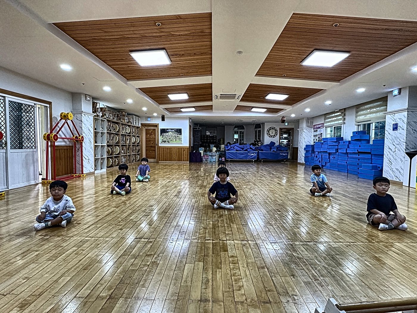 뉴키즈 선화동 센터 내부 — 거울과 사다리 바닥