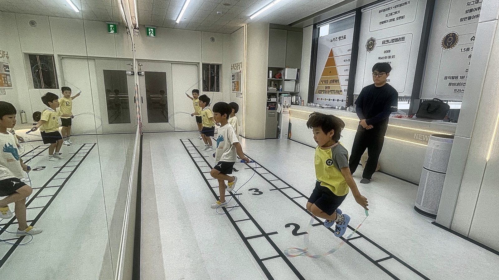 대전 선화동 뉴키즈 센터 — 줄넘기 수업 중인 아이들