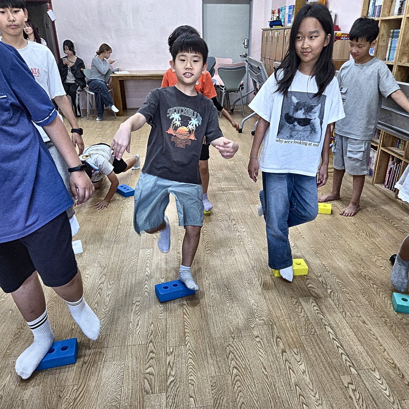 파견 창의체육 — 어린이집 매트 바닥에서 하키채 교구 활동